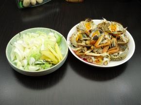 大闸蟹切块，大蒜切好；