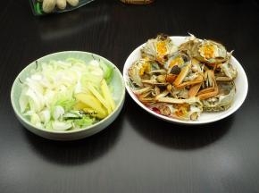 大闸蟹切块，大蒜切好；