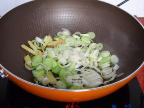 热锅，倒入橄榄油，爆香大蒜；