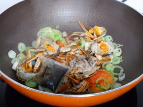 加入大闸蟹、生姜、紫苏翻炒；