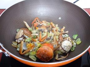 放盐、生抽、蟹醋炒均；