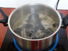 清水煮沸，放入乌鸡块，汆烫，清除血污；