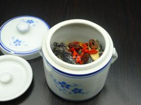 捞出鸡块，放入陶瓷盅，再把洗净的；百合洗净泡软，枸杞、红枣、黄氏洗净，一起；