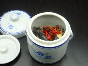 捞出鸡块，放入陶瓷盅，再把洗净的；百合洗净泡软，枸杞、红枣、黄氏洗净，一起；