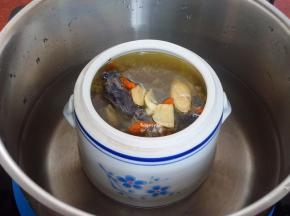 隔水放入锅中，炖2小时；