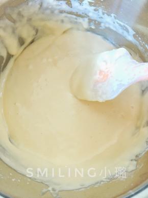 将牛奶跟油的混合物倒入翻拌均匀的面糊中，再次快速拌匀