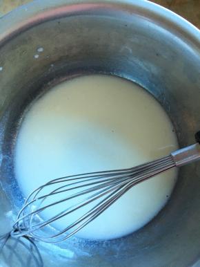 油和牛奶用手动打蛋器混合均匀，备用