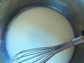 油和牛奶用手动打蛋器混合均匀，备用