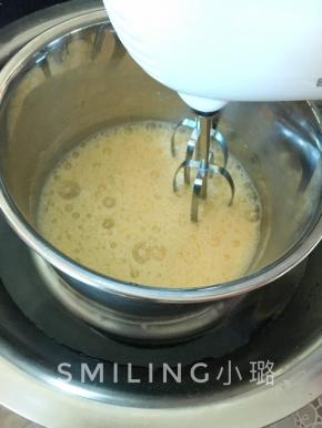 鸡蛋放入打蛋盆中，用电动打蛋器打散，坐温水打发