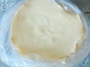 将一次性裱花袋套在一个碗上，把面糊倒入其中（家里一次性裱花袋没有了，我拥的保鲜袋，哈哈）