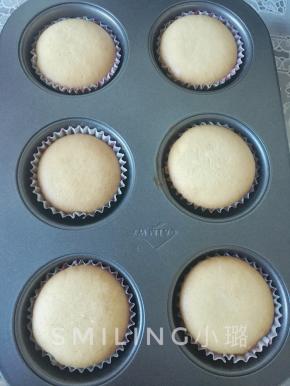 烤箱上下火155度先预热5分钟，再把所有装有面糊的纸杯进烤箱烤25分钟，可根据烤箱自己调整温度