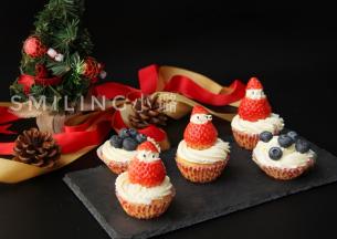 将杯子蛋糕上再用草莓和蓝莓装饰一下就好啦，还有雪人的眼睛是芝麻哟^_^