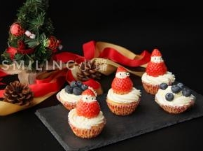 将杯子蛋糕上再用草莓和蓝莓装饰一下就好啦，还有雪人的眼睛是芝麻哟^_^