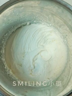 用电动打蛋器将淡奶油打发到出现明显纹路