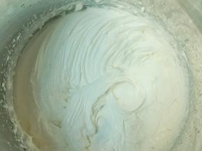 用电动打蛋器将淡奶油打发到出现明显纹路