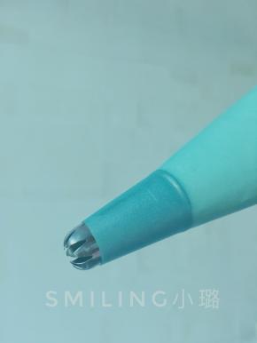 装入裱花袋，我用的是八齿裱花嘴，如果用六尺齿裱花嘴会更好看，由外向内挤到杯子蛋糕顶部