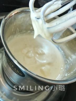 打发到全蛋液出现纹路，提起打蛋器，蛋液不会很快滴落就可以了，全蛋打发需要耐心哦