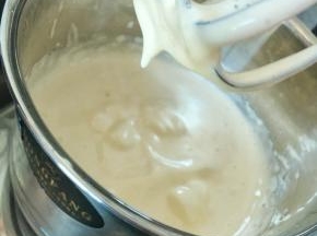 打发到全蛋液出现纹路，提起打蛋器，蛋液不会很快滴落就可以了，全蛋打发需要耐心哦