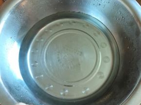 准备一盆温水