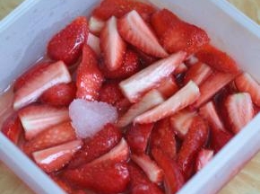 草莓洗净切瓣，加入冰糖腌渍一晚。