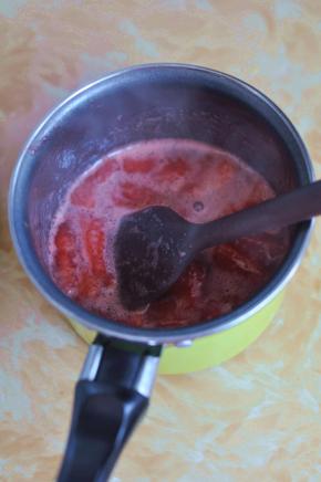在灶上加热至汁水浓稠，草莓煮软。晾凉备用。