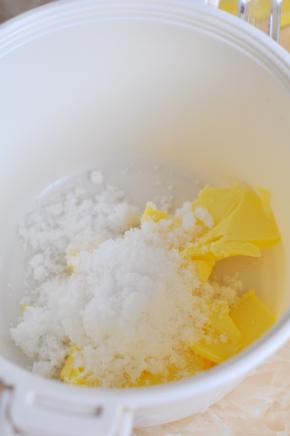 黄油软化后，加入糖打发。