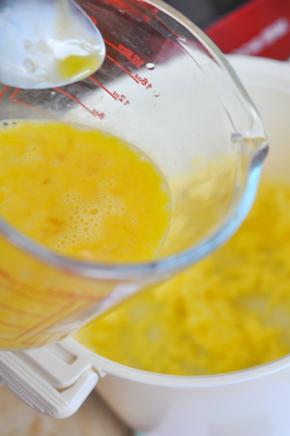 分次加入蛋液打发。