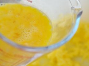 分次加入蛋液打发。