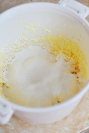 筛入低粉，搅拌均匀。