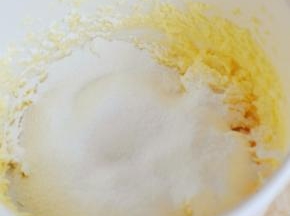 筛入低粉，搅拌均匀。