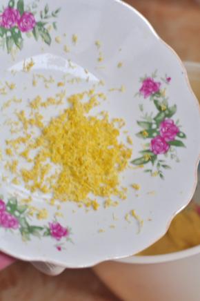 放入柠檬皮屑拌匀。