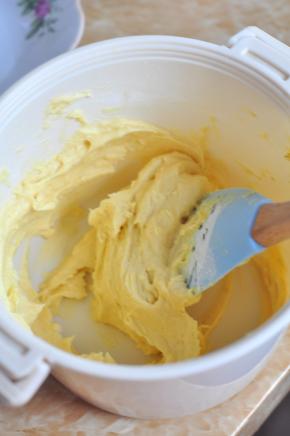 将面糊搅拌光滑。