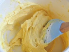 将面糊搅拌光滑。