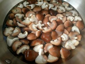 香菇焯一下水，放点料酒去味