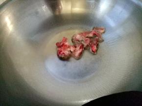 锅热放油，放肉翻炒。