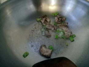 放入葱花翻炒。