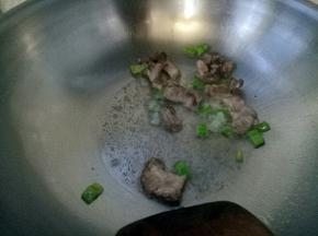 放入葱花翻炒。