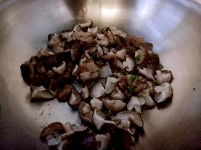 放入香菇，翻炒几下，放花椒面，酱油。
