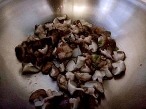 放入香菇，翻炒几下，放花椒面，酱油。