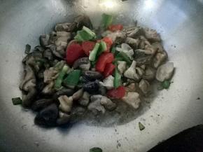 最后放入青红椒，炒几下关火，放味精炒匀即可。