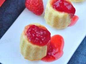 最后将草莓酱浇在蛋糕表面。