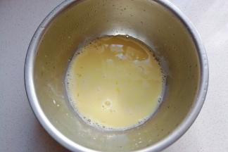 牛奶、全蛋液、白糖、盐、耐高糖酵母放入盆中子搅拌均匀；