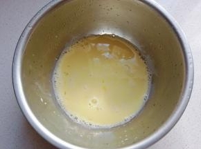 牛奶、全蛋液、白糖、盐、耐高糖酵母放入盆中子搅拌均匀；