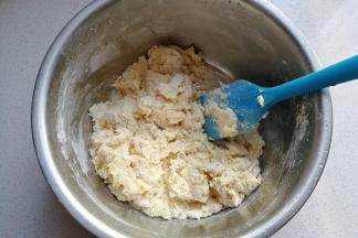 高粉、低粉、奶粉混合后加入液体中，先用搅拌刀拌成棉絮状；