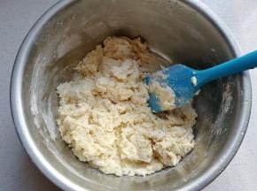 高粉、低粉、奶粉混合后加入液体中，先用搅拌刀拌成棉絮状；