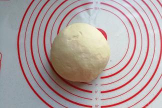 然后揉成光滑的面团，盖保鲜膜静置20分钟；