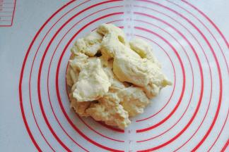 静置好的面团我们先把它揉搓摔打五六分钟，再用手撕成小块；