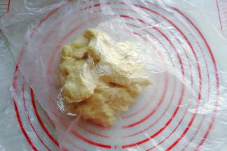 然后再盖保鲜膜静置10分钟左右；