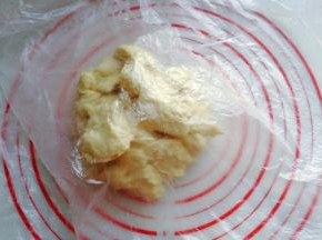 然后再盖保鲜膜静置10分钟左右；