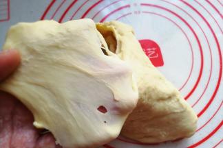 十分钟后随意撑开面团就是粗膜状态了；